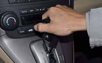 小車換檔時要踩離合嗎 換擋很大頓挫傷車嗎