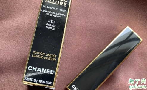 香奈兒857什么顏色 香奈兒2019圣誕黑金857口紅試色1