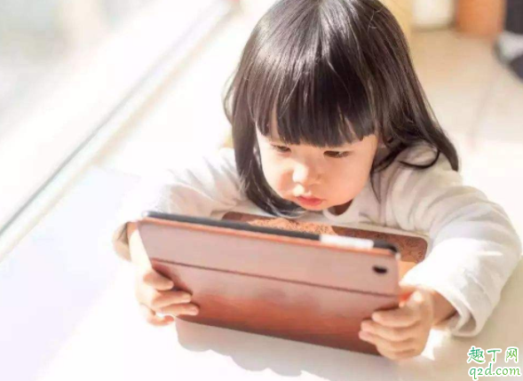 兩個月的寶寶能看清多遠(yuǎn)的東西 晚上開燈會不會影響新生兒的視力4