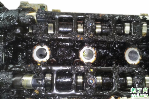 汽車機油成泥狀怎么回事 發(fā)動機油泥如何處理1