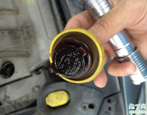 汽車機油成泥狀怎么回事 發(fā)動機油泥如何處理2
