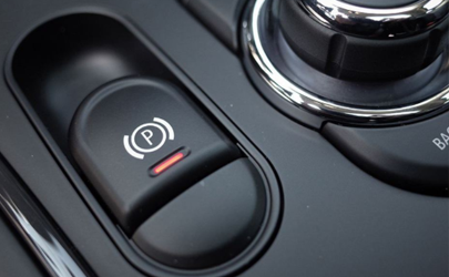 起步時電子手剎怎么操作 電子手剎起步用放下嗎