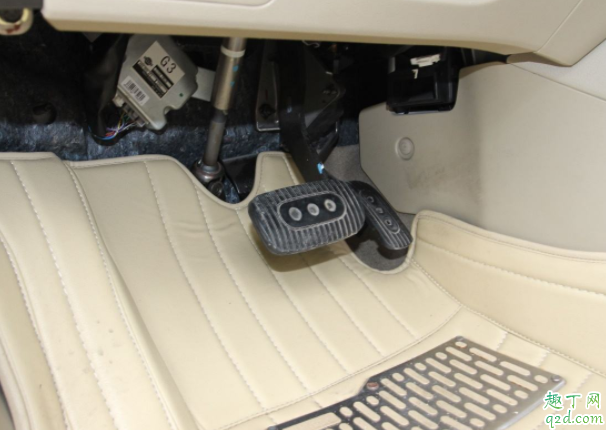 自動檔松油門車子頓挫正常嗎 手動擋車松油門頓挫是什么原因1