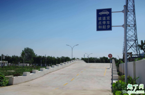 自動(dòng)擋坡道起步怎么不溜車 手動(dòng)擋坡道停車要掛在1擋嗎2