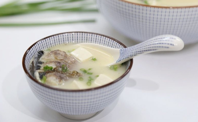 鯽魚湯煎的時候如何不掉皮 鯽魚湯魚皮怎么不容易掉