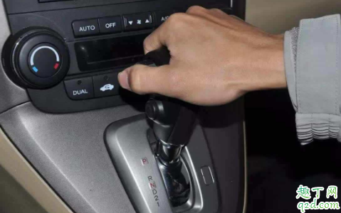 小車換檔時(shí)要踩離合嗎 換擋很大頓挫傷車嗎1