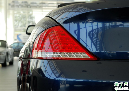 剎車指示燈一直亮怎么回事 汽車剎車尾燈一直亮什么原因4
