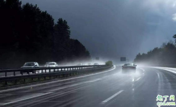 汽車(chē)發(fā)動(dòng)機(jī)氣門(mén)室蓋漏油會(huì)少機(jī)油嗎 發(fā)動(dòng)機(jī)氣門(mén)室蓋要打膠嗎1