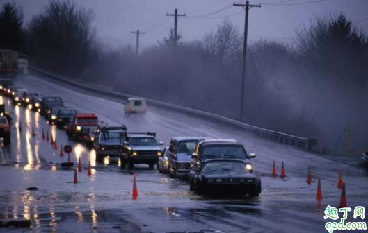 汽車(chē)霧燈有沒(méi)有用 同時(shí)開(kāi)大燈和霧燈費(fèi)油嗎3