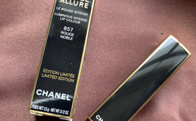 香奈兒857什么顏色 香奈兒2019圣誕黑金857口紅試色