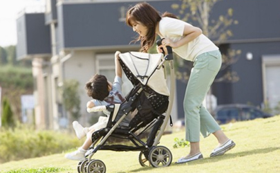 寶寶出門用腰凳好還是推車好 嬰兒車好用還是腰凳實(shí)用