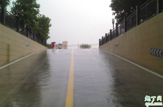 汽車上坡堵車怎么跟車 坡道停車車頭朝上還是朝下4