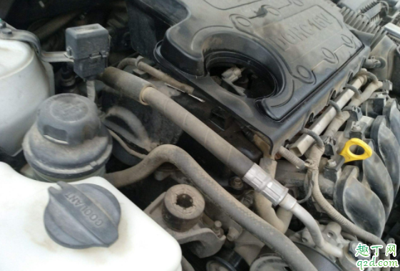 汽車(chē)發(fā)動(dòng)機(jī)氣門(mén)室蓋漏油會(huì)少機(jī)油嗎 發(fā)動(dòng)機(jī)氣門(mén)室蓋要打膠嗎3