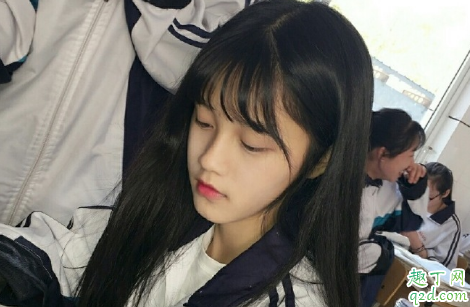 女生什么表現(xiàn)想讓你抱她 什么女生心里想你卻不和你聯(lián)系4