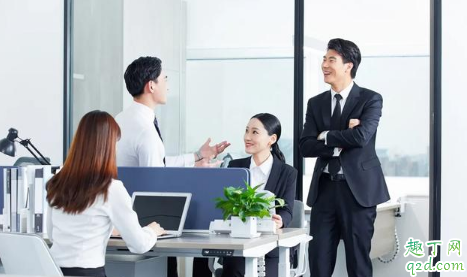 怎么判斷領(lǐng)導(dǎo)是打壓還是考驗(yàn) 領(lǐng)導(dǎo)對下屬有好感會怎樣表現(xiàn)3