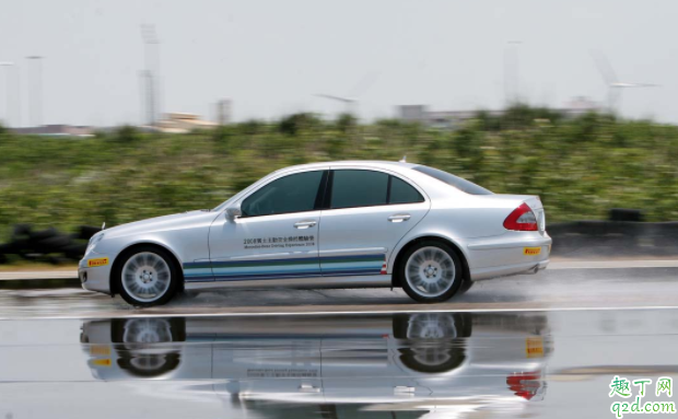 開車被雷劈能不能下車 打雷躲車里安全嗎4