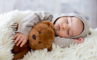 新生兒跟大人睡大床嗎 嬰兒睡覺光腳還是穿襪子