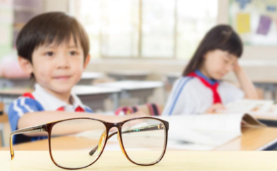 兩個月的寶寶能看清多遠的東西 晚上開燈會不會影響新生兒的視力