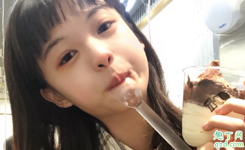 聊天時女生給男生發(fā)自拍代表什么 女生給男生發(fā)自拍是喜歡嗎1