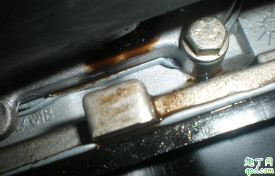 柴油機(jī)漏油是怎么回事 柴油機(jī)漏機(jī)油怎么修理4