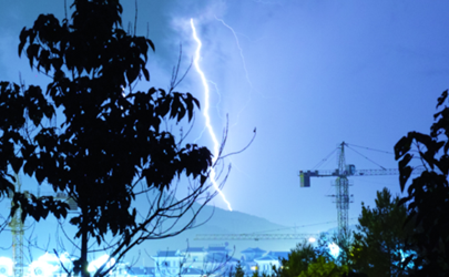 開車被雷劈能不能下車 打雷躲車?yán)锇踩珕? data-Nxjd=