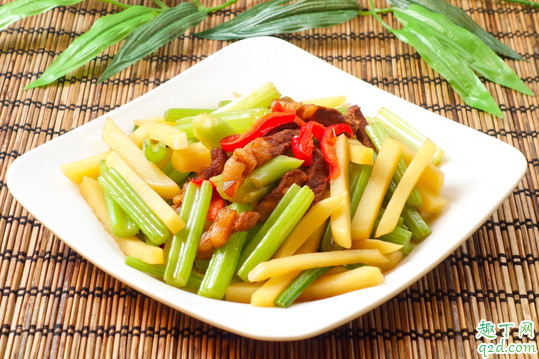 炒芹菜先放鹽還是后放鹽 炒芹菜什么時候放鹽好3