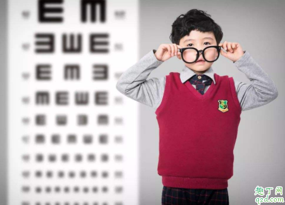 兩個月的寶寶能看清多遠(yuǎn)的東西 晚上開燈會不會影響新生兒的視力3