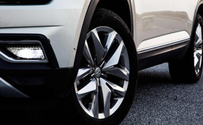 汽車輪圈為什么會(huì)發(fā)黑 為什么汽車前輪很黑