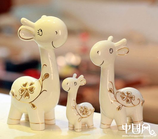 活潑可愛的長(zhǎng)頸鹿陶瓷藝術(shù)品