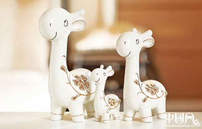 活潑可愛的長(zhǎng)頸鹿陶瓷藝術(shù)品