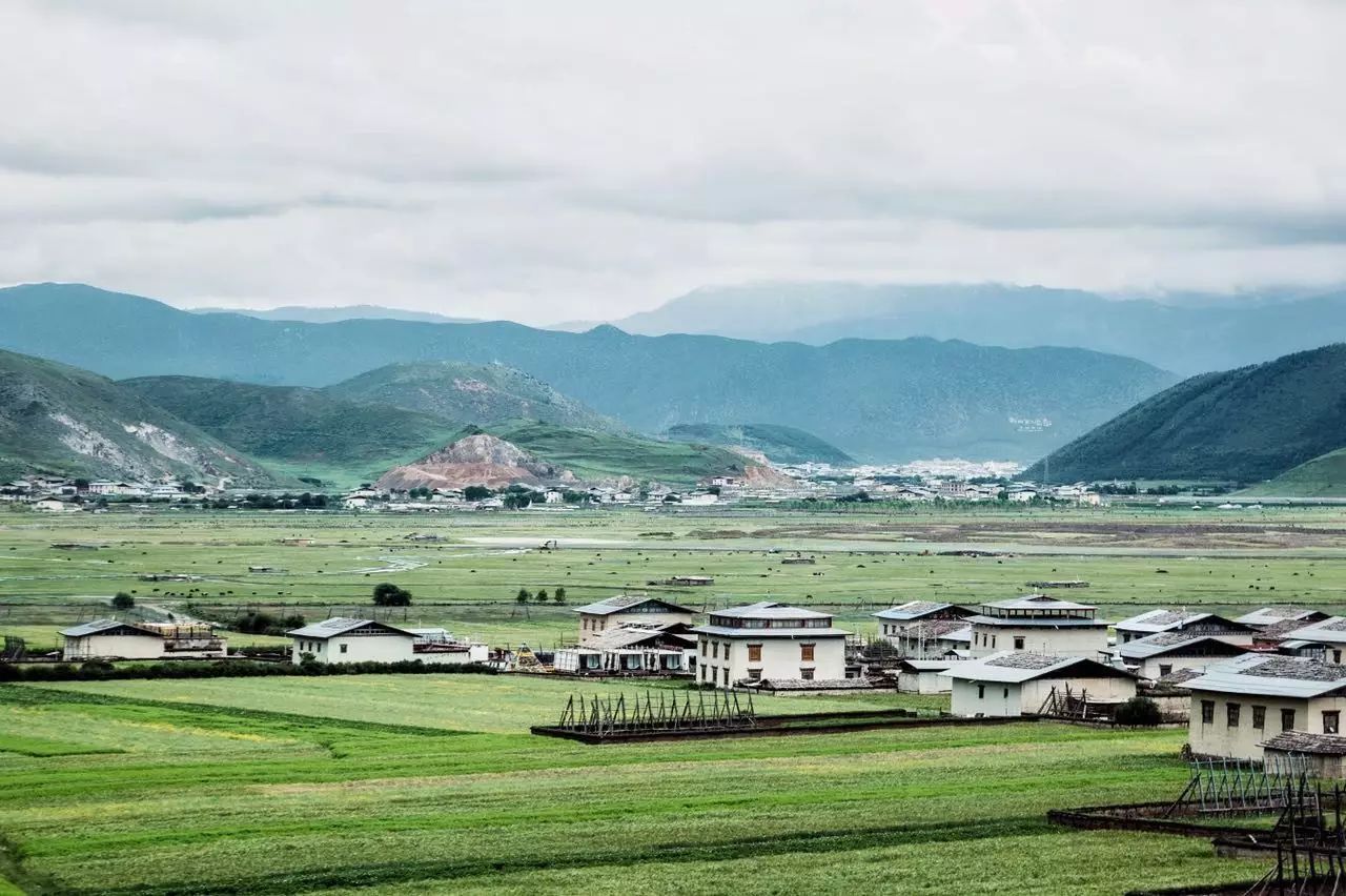香格里拉薩洛頤度假酒店，以上帝視角看納帕海