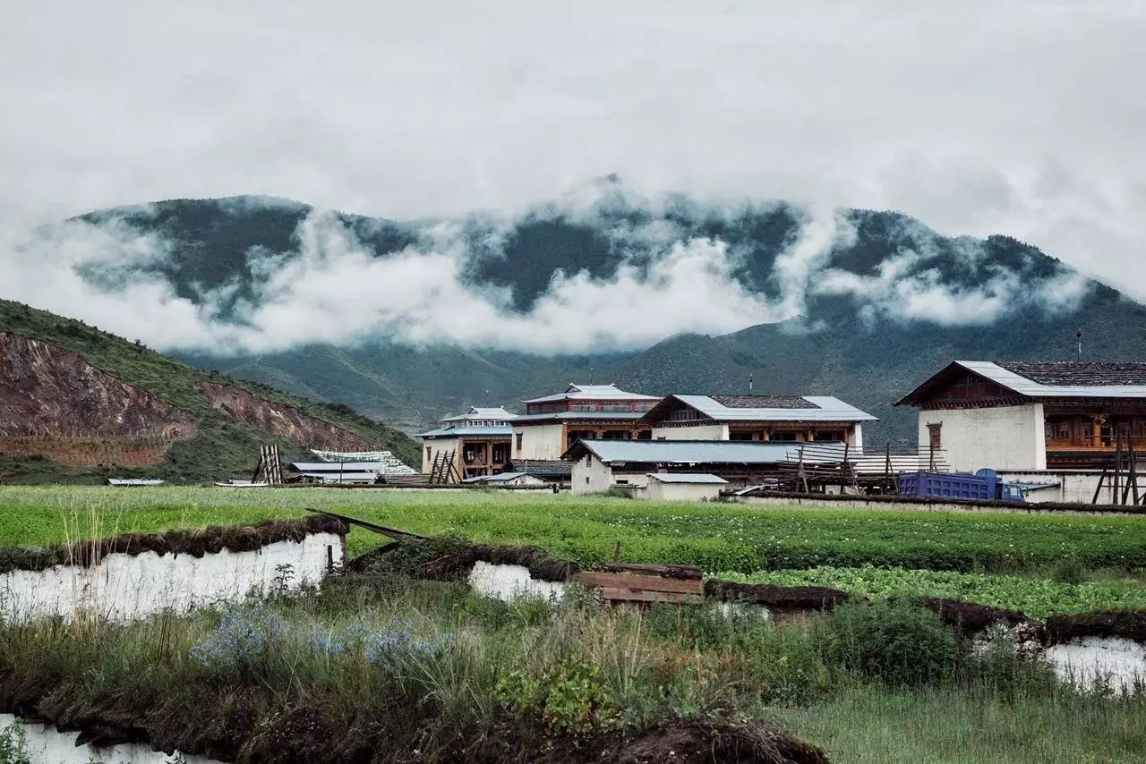 香格里拉薩洛頤度假酒店，以上帝視角看納帕海