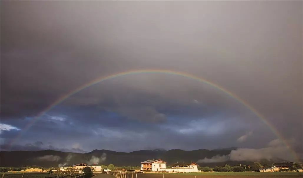香格里拉薩洛頤度假酒店，以上帝視角看納帕海