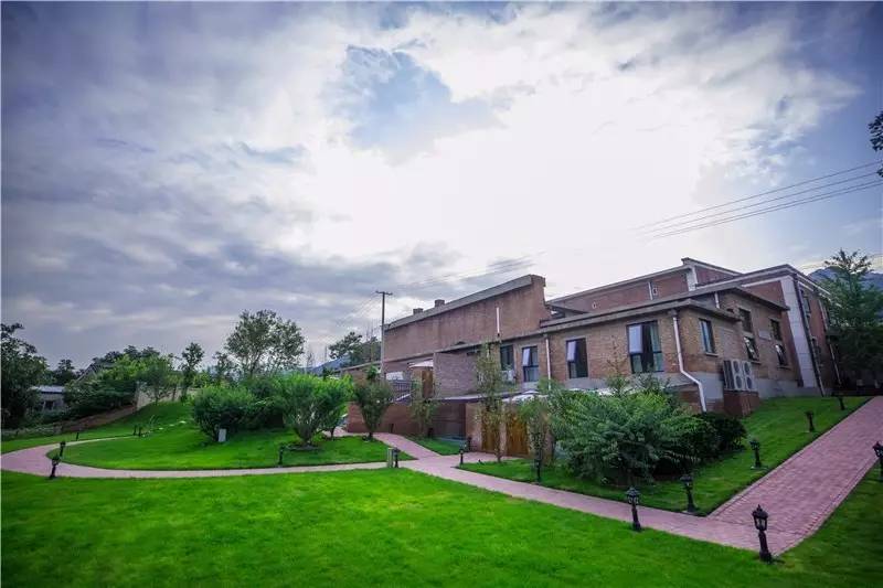 北京金岳臺(tái)溫泉酒店，承載著上個(gè)世紀(jì)的老磚樓