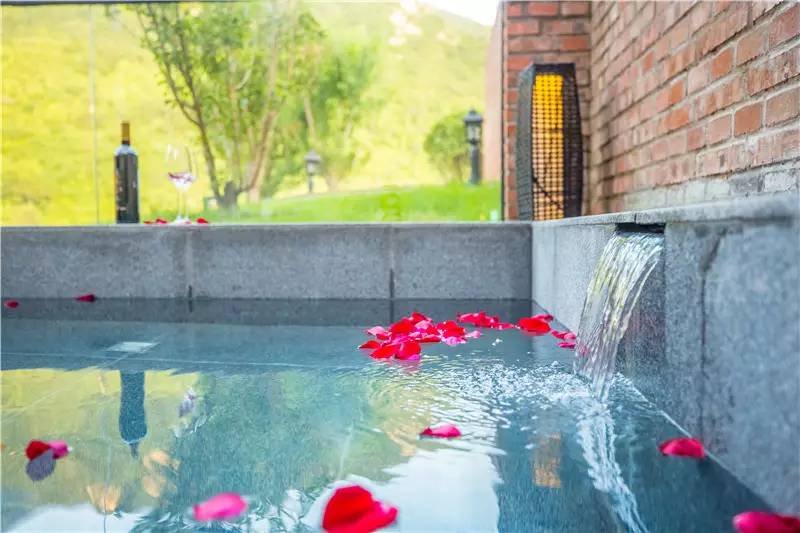 北京金岳臺(tái)溫泉酒店，承載著上個(gè)世紀(jì)的老磚樓