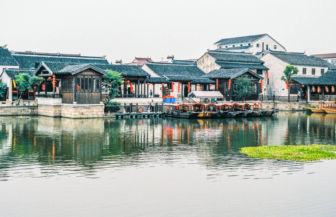 塘棲古鎮(zhèn)小茶姑娘，古鎮(zhèn)溪邊沐浴清風滌蕩心靈