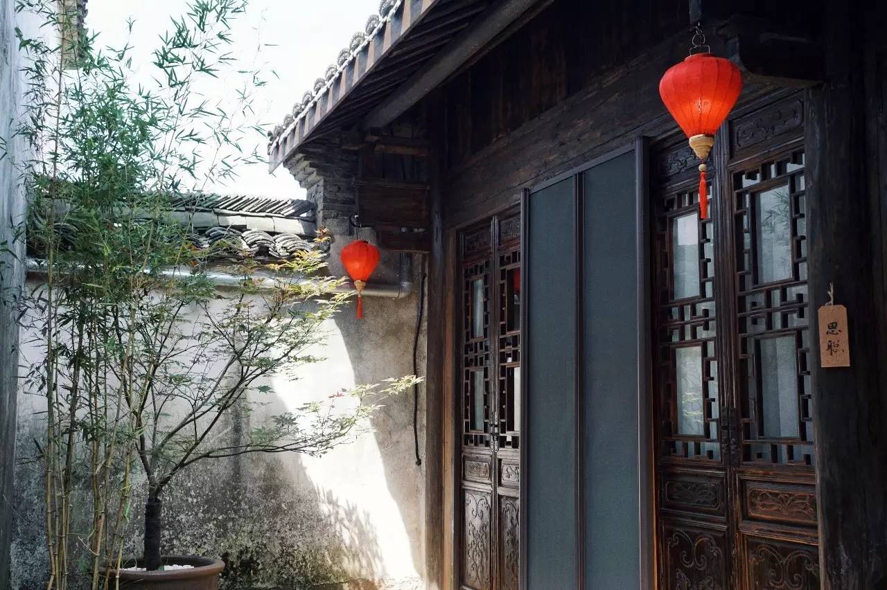 塘棲古鎮(zhèn)小茶姑娘，古鎮(zhèn)溪邊沐浴清風(fēng)滌蕩心靈