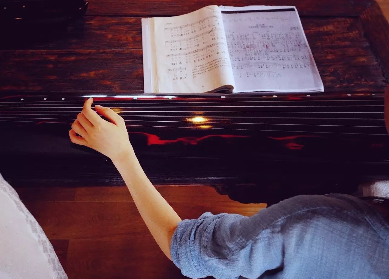 塘棲古鎮(zhèn)小茶姑娘，古鎮(zhèn)溪邊沐浴清風(fēng)滌蕩心靈