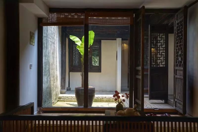 塘棲古鎮(zhèn)小茶姑娘，古鎮(zhèn)溪邊沐浴清風(fēng)滌蕩心靈