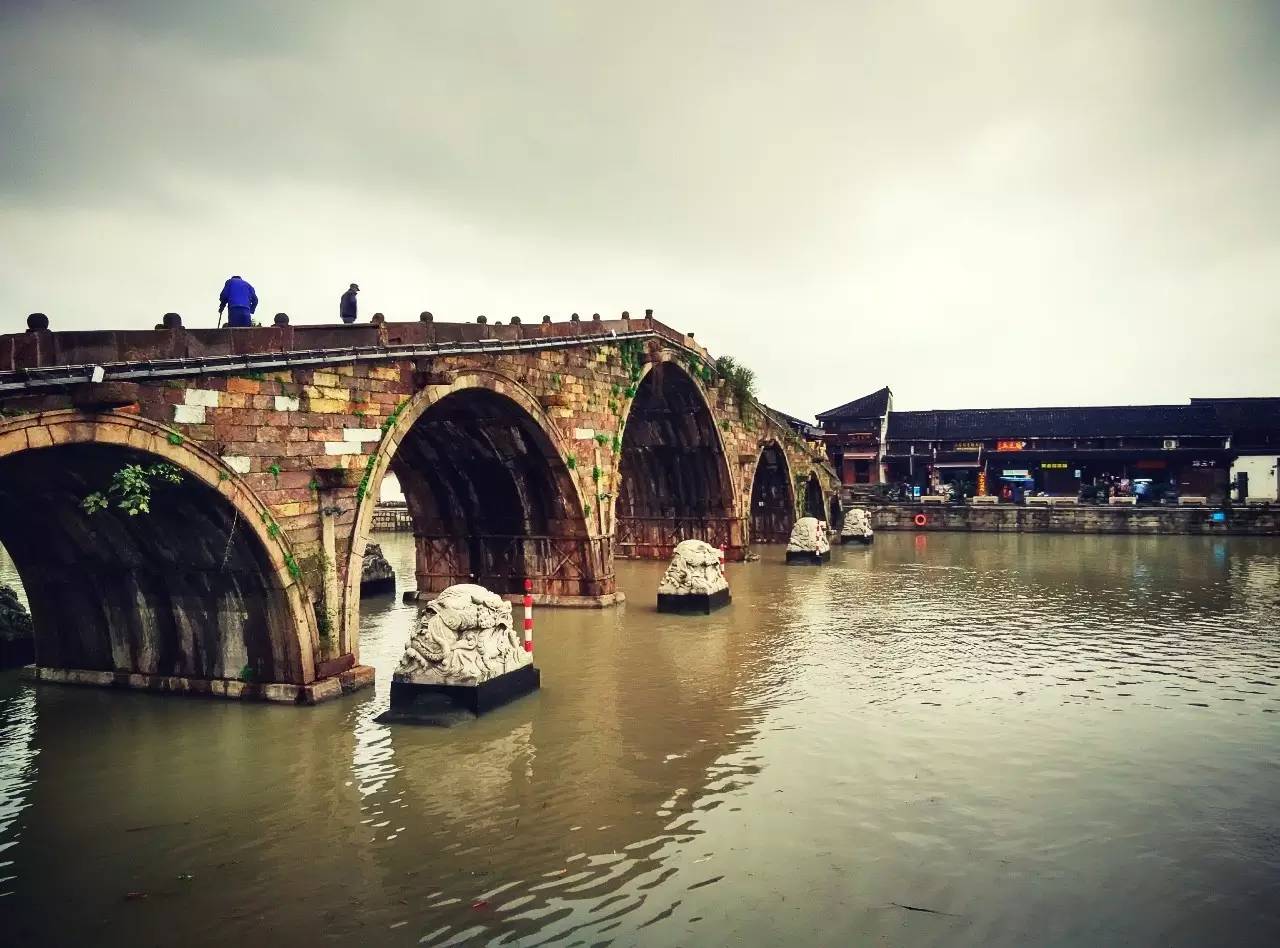 塘棲古鎮(zhèn)小茶姑娘，古鎮(zhèn)溪邊沐浴清風滌蕩心靈