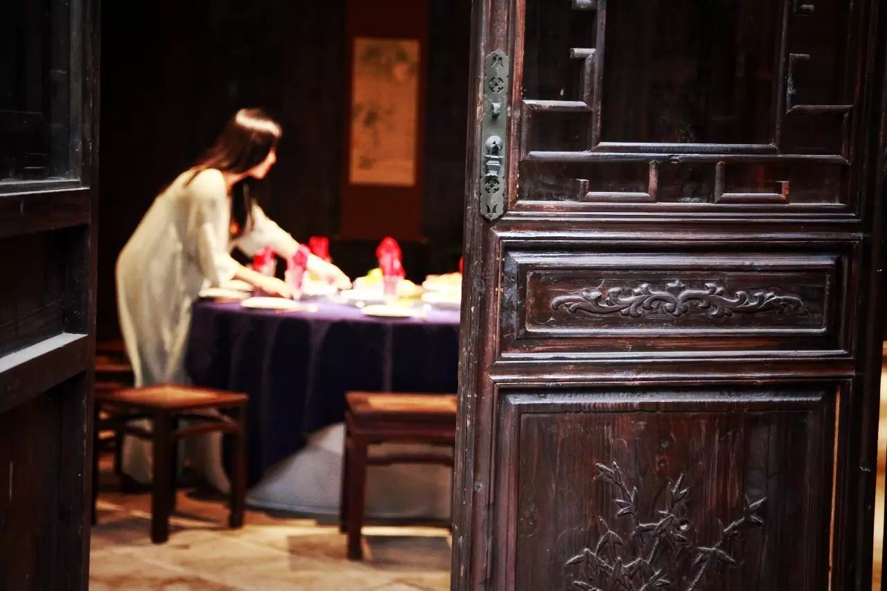 塘棲古鎮(zhèn)小茶姑娘，古鎮(zhèn)溪邊沐浴清風滌蕩心靈