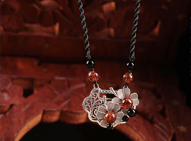 長(zhǎng)命鎖四葉草吊墜鎖骨鏈古典時(shí)尚項(xiàng)鏈