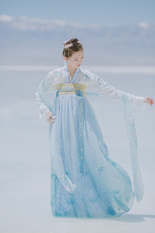 清新靚麗的淡藍(lán)色長裙古裝女子攝影