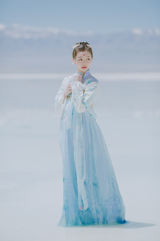 清新靚麗的淡藍(lán)色長裙古裝女子攝影
