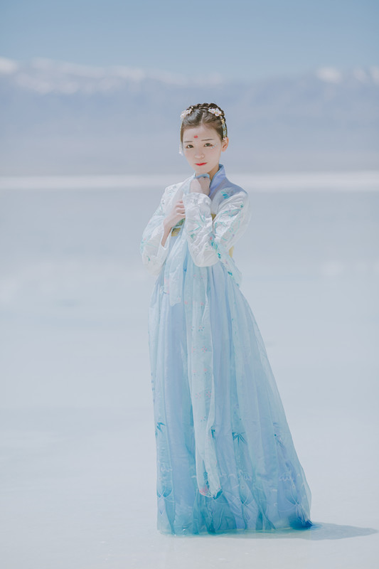 清新靚麗的淡藍(lán)色長裙古裝女子攝影
