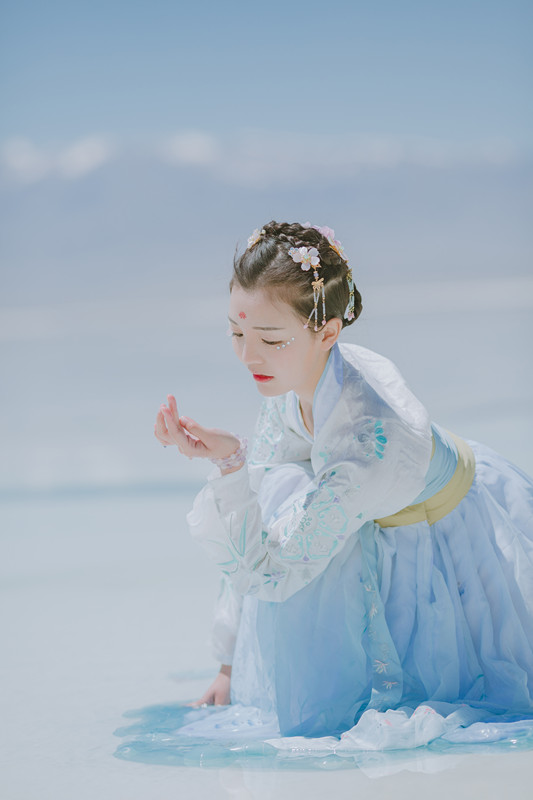 清新靚麗的淡藍(lán)色長裙古裝女子攝影