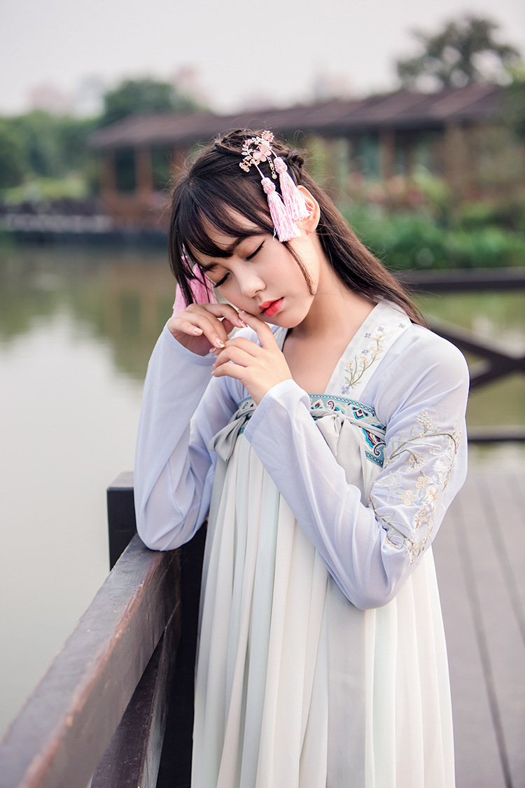 俏皮可愛(ài)的漢服古裝女子攝影