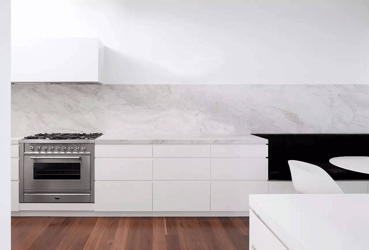 越白越簡，越極致