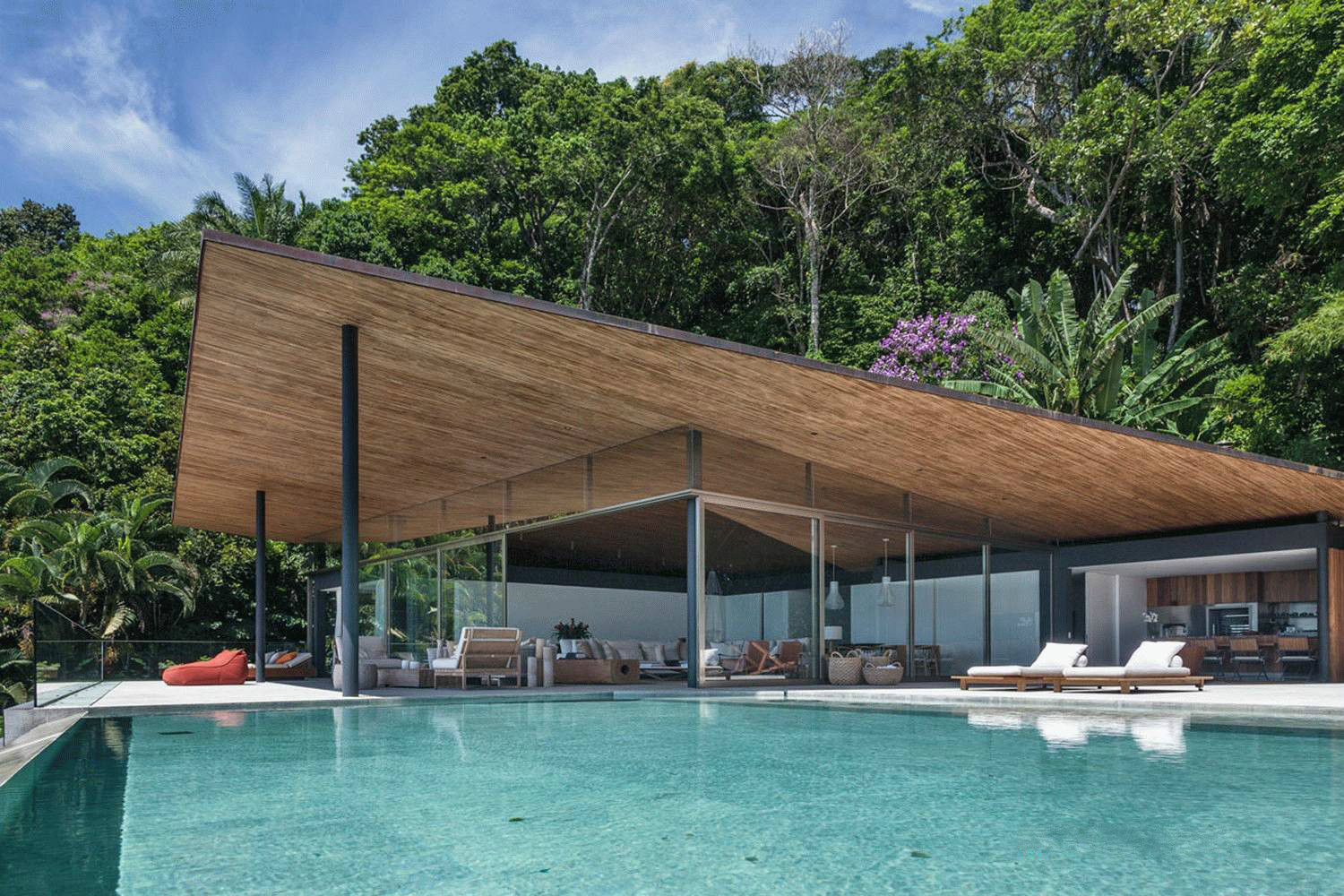 與大自然完美結(jié)合的森林別墅設計