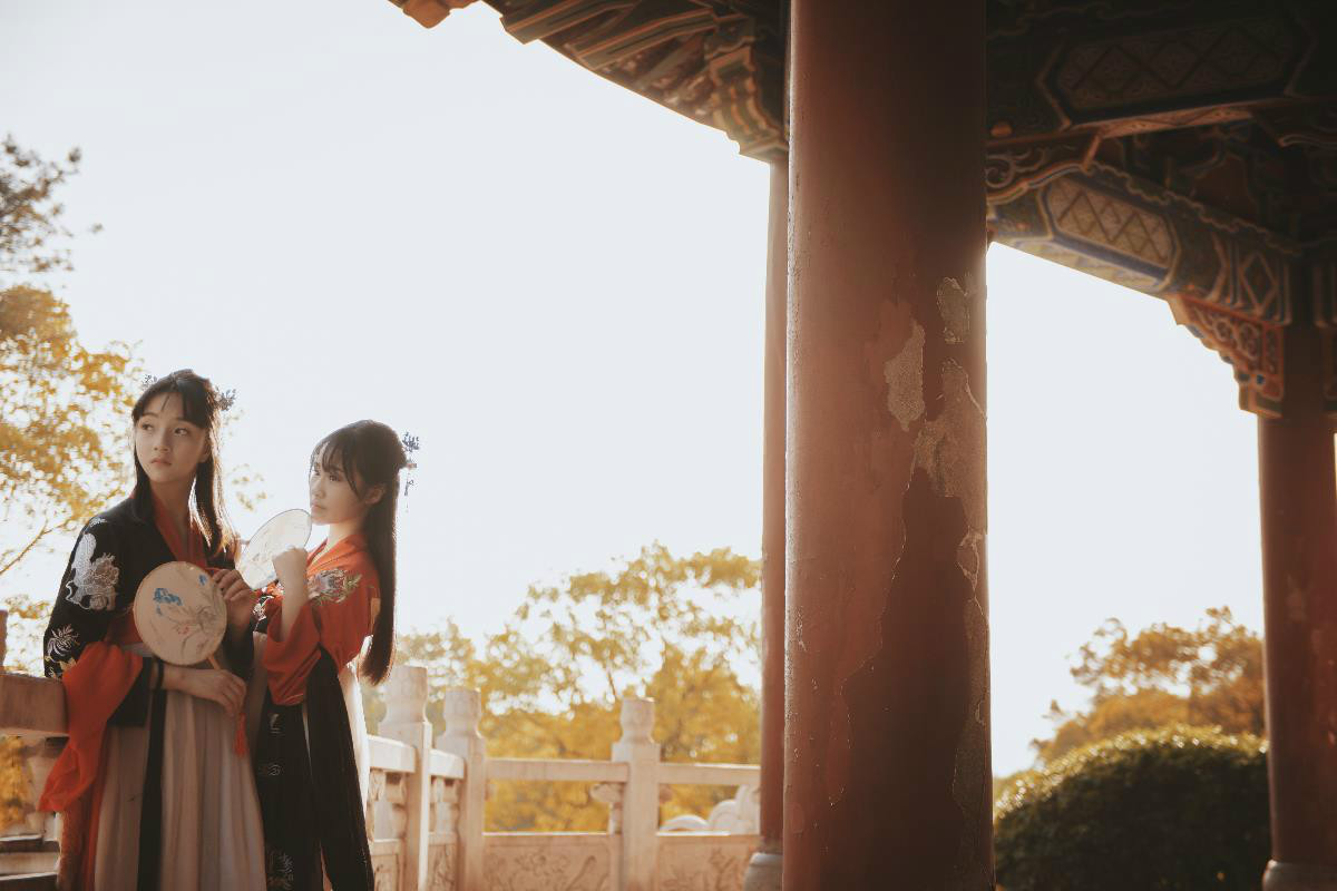 親密無間的閨蜜漢服古裝攝影